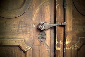 church-door-1927074_640